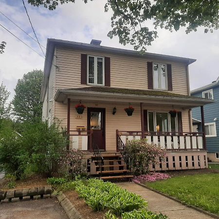 Bed and Breakfast La Maison Aux Camelias Coaticook Exterior foto