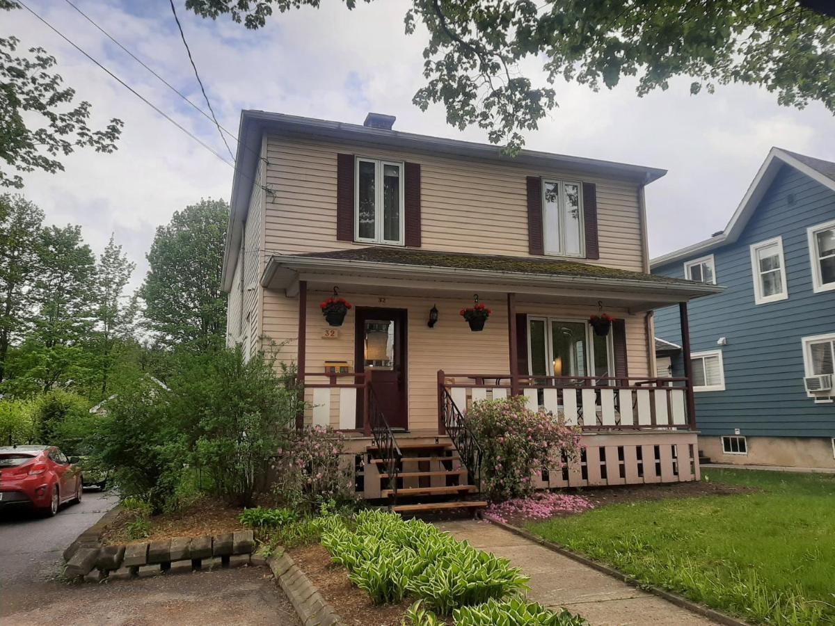 Bed and Breakfast La Maison Aux Camelias Coaticook Exterior foto