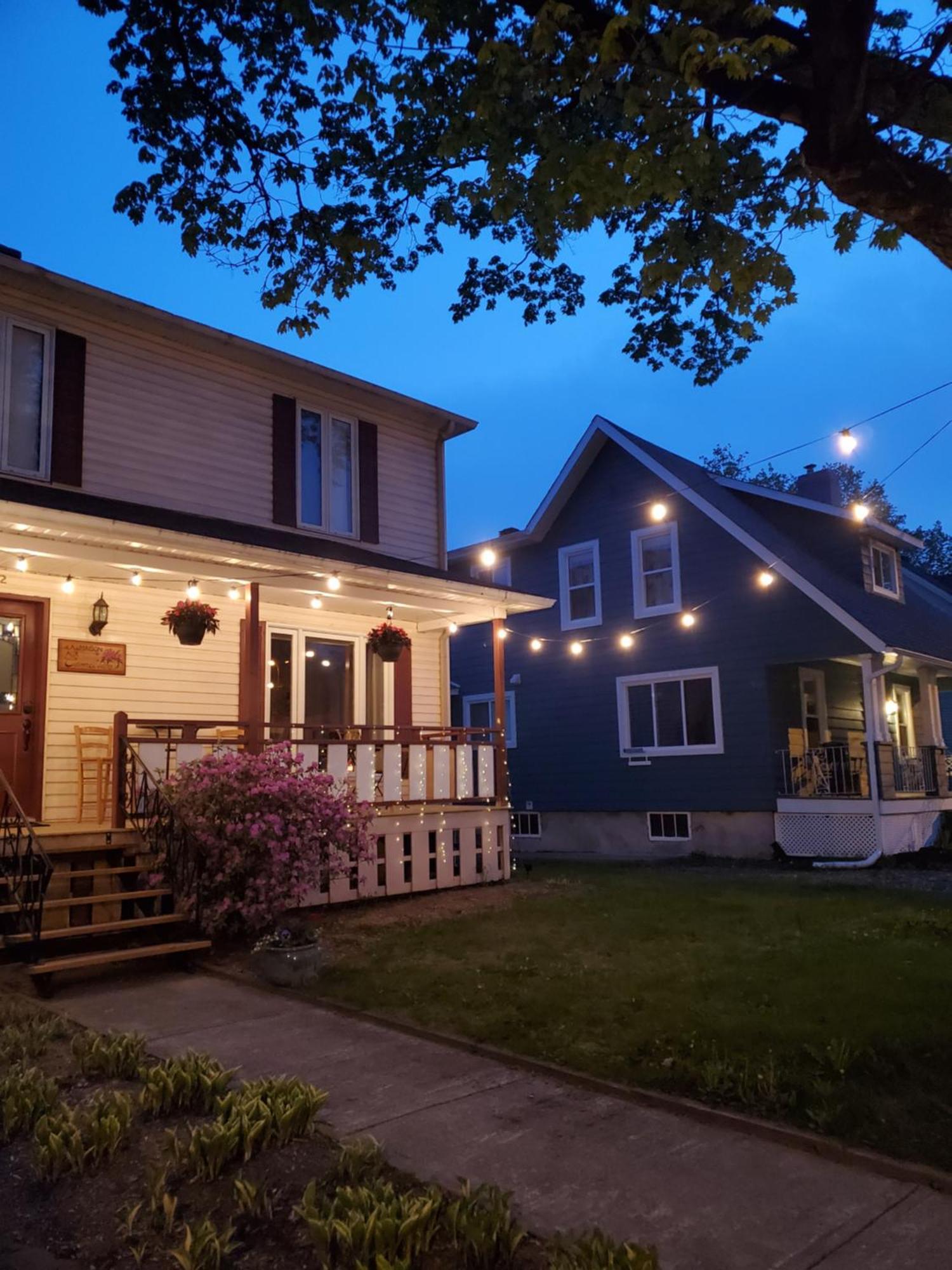 Bed and Breakfast La Maison Aux Camelias Coaticook Exterior foto